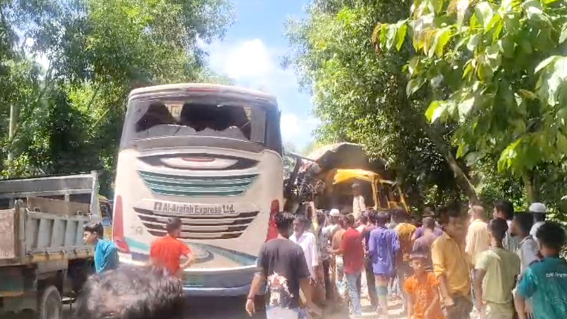 চাঁদপুরে বাস-ট্রাক সংঘর্ষে প্রাণ গেল ৩ জনের