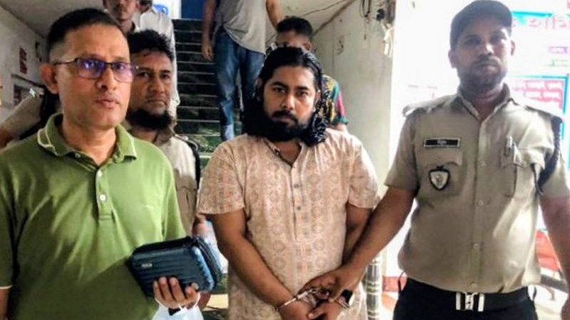 চাঁদপুরে হাসপাতাল থেকে ইয়াবাসহ চিকিৎসক গ্রেপ্তার