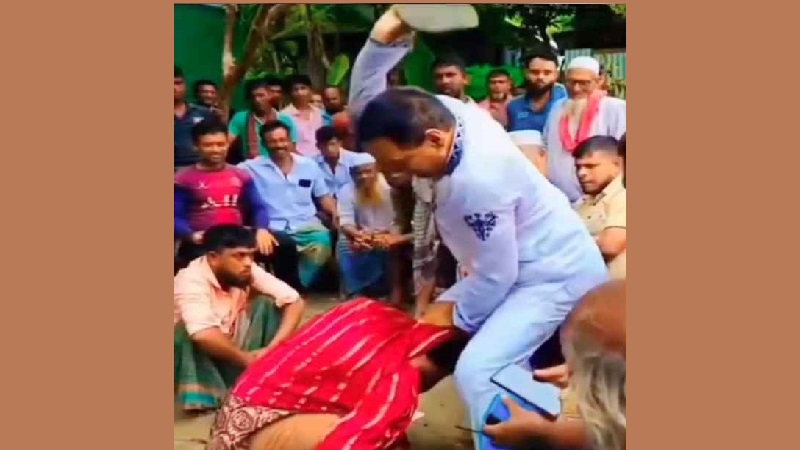 সালিস বৈঠকে নারীকে প্রকাশ্যে জুতাপেটা, ভিডিও ভাইরাল