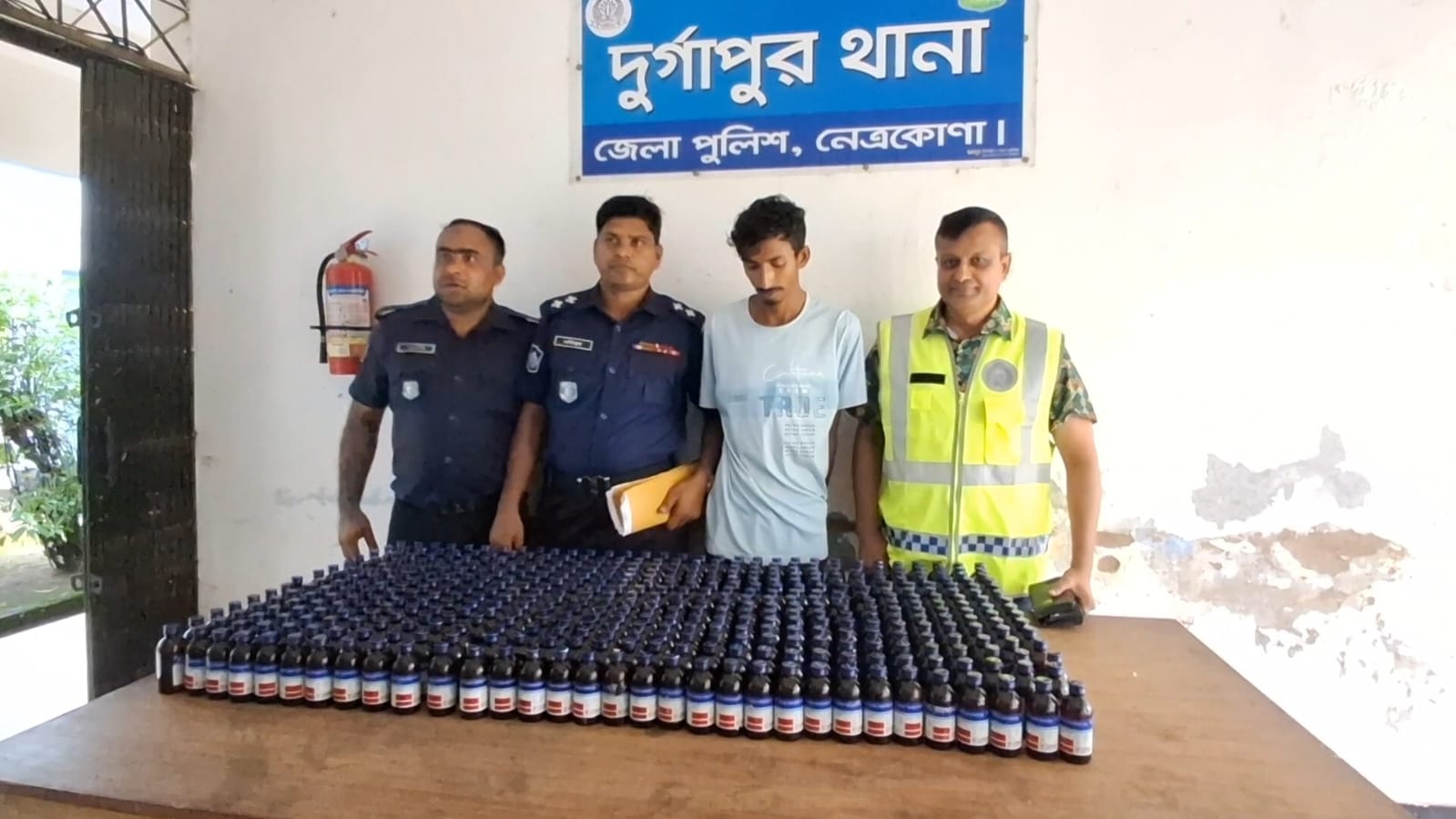 অটোরিকশার গোপন বক্সে ৪৮০ বোতল ফেনসিডিল, আটক ১