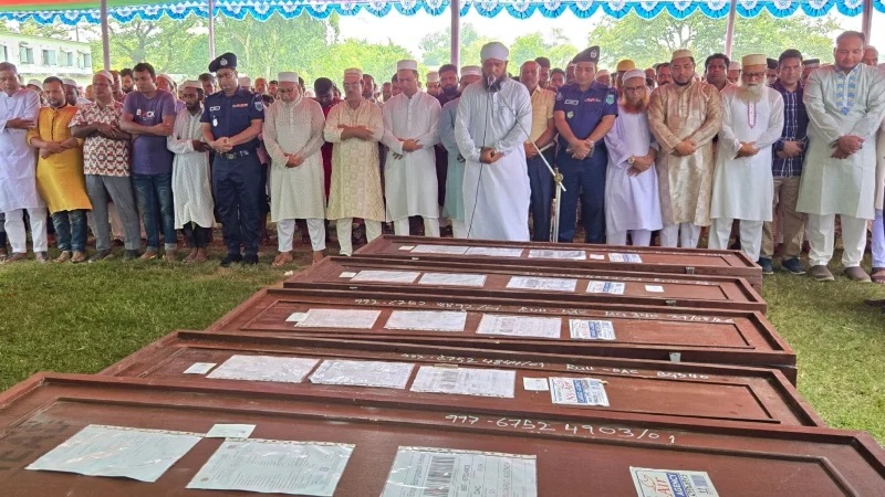 নওগাঁয় একসঙ্গে সাত প্রবাসীর জানাজা অনুষ্ঠিত 