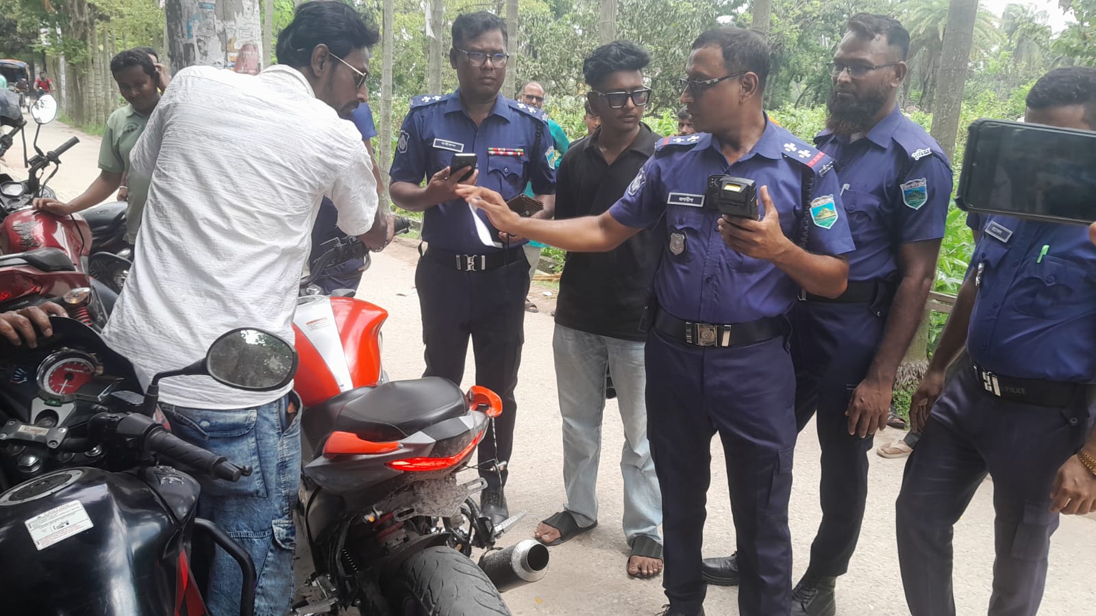 শব্দদূষণের ‘শাস্তি’, কিশোরের জরিমানা, মোটরসাইকেল জব্দ