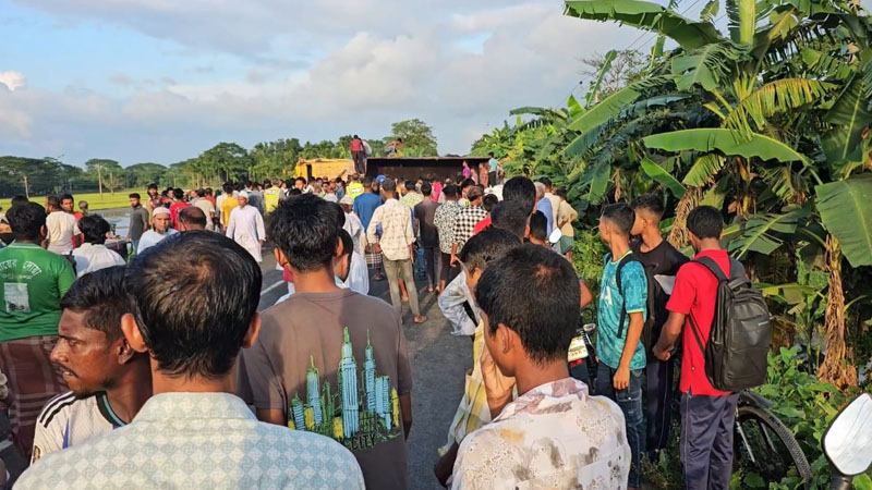 নেত্রকোনায় ট্রাক-পিকআপের মুখোমুখি সংঘর্ষে নিহত ৪