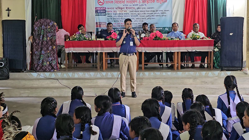 মাদক থেকে দূরে থাকলেই ১২০ টাকায় মিলবে কনস্টেবলের চাকরি!