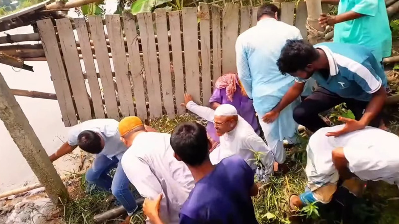 এমপির সামনেই সাঁকো ভেঙে নদীতে পড়লেন জামায়াতের নেতাকর্মীরা