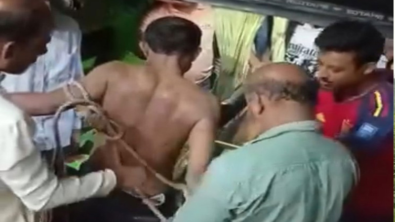 চুরি করতে গিয়ে সাবেক কৃষক দল নেতা আটক, থানায় সোপর্দ