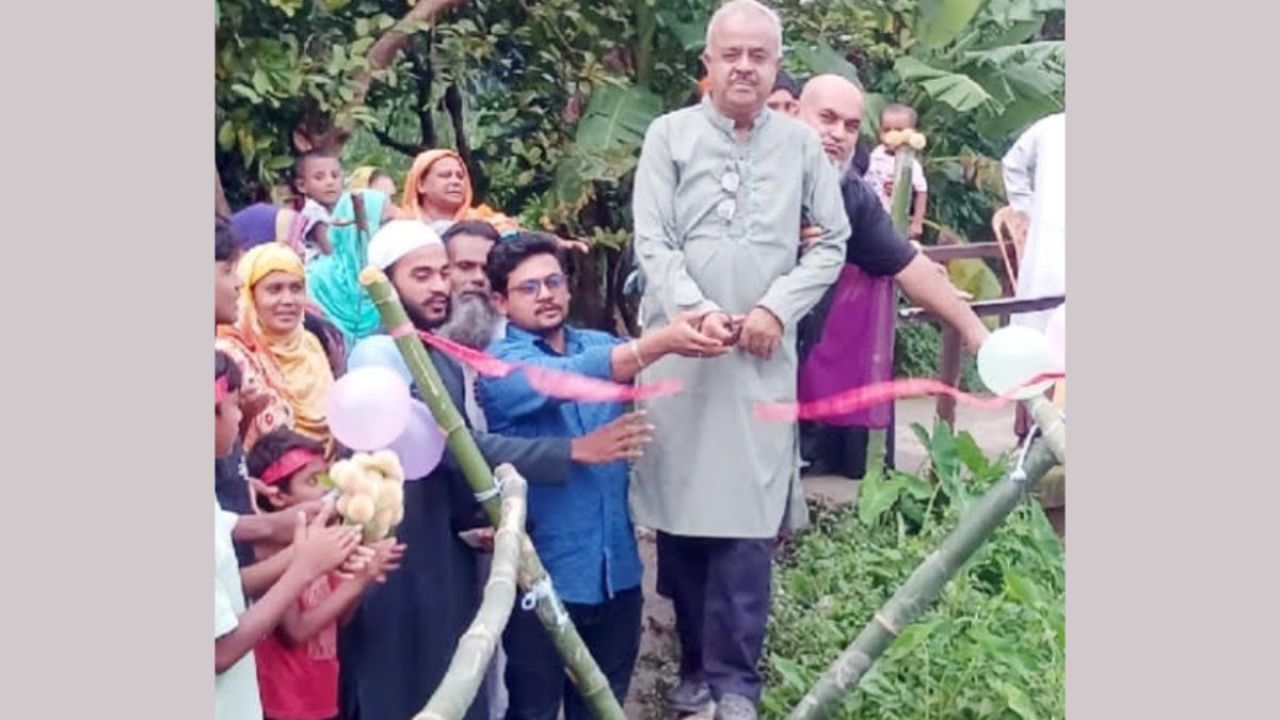 বাঁশের সাঁকো উদ্বোধন করে আলোচনা সমালোচনায় বিএনপি নেতা