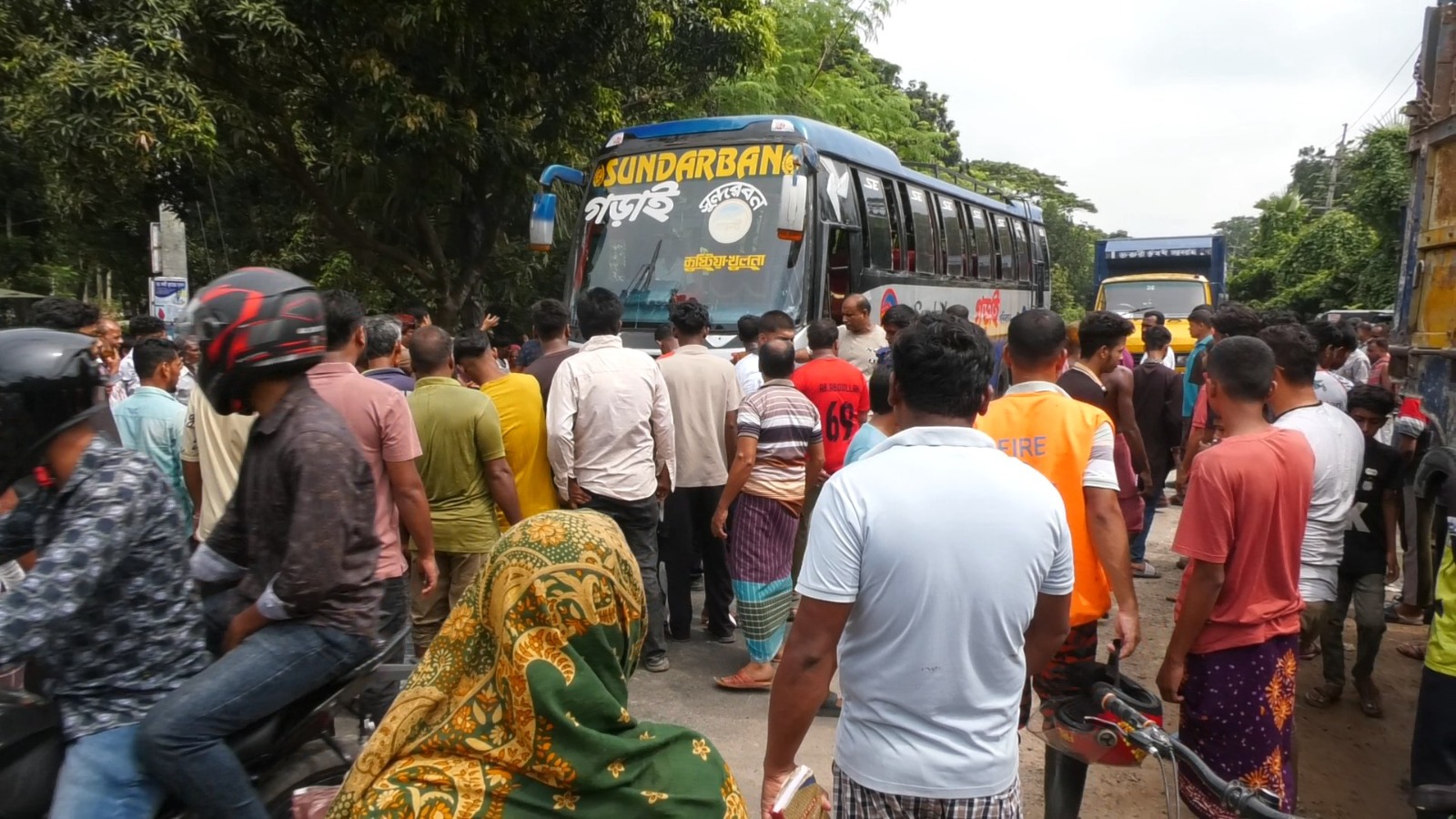 ঝিনাইদহে বাসচাপায় স্ত্রী নিহত, হাসপাতালে স্বামীর মৃত্যু