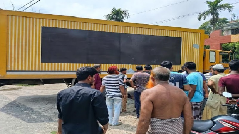 কাভার্ডভ্যানের চাপায় প্রাণ গেল অজ্ঞাত যুবকের