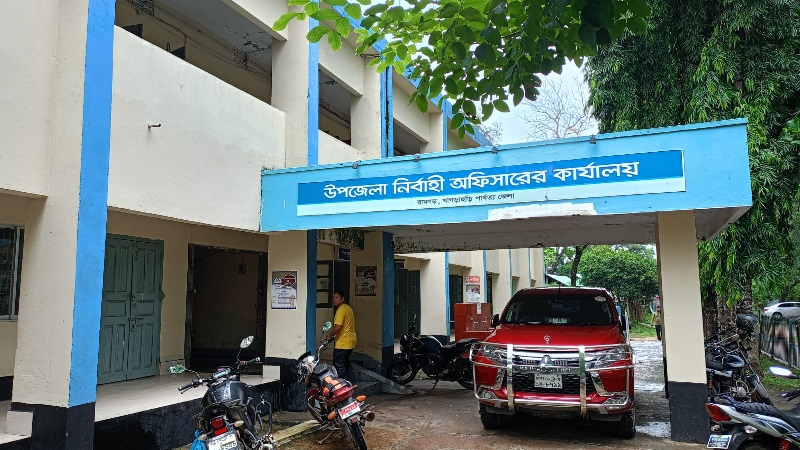 এক কর্মকর্তার কাঁধে ৪৭ স্কুল!