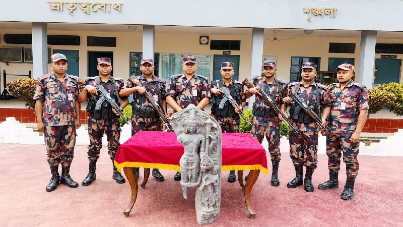সীমান্তে ৯৪ কেজির কষ্টি পাথরের বিষ্ণু মূর্তি উদ্ধার