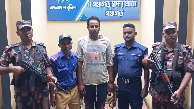 আখ চুরি করতে এসে ভারতীয় নাগরিক আটক, পুলিশে হস্তান্তর