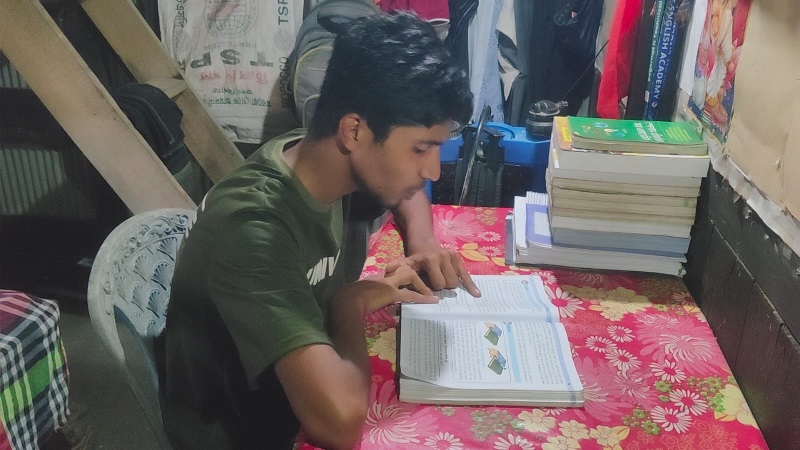হাটে বরই বিক্রি করে এসএসসিতে জিপিএ-৫ পেল দুর্জয়