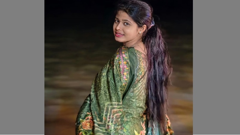 হঠাৎ জোয়ারের পানিতে তলিয়ে গেল কিশোরী