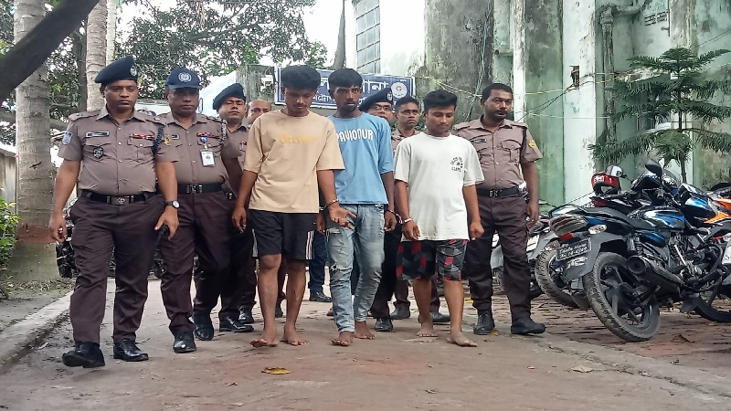 খুলনায় অস্ত্রসহ তিনজন গ্রেফতার
