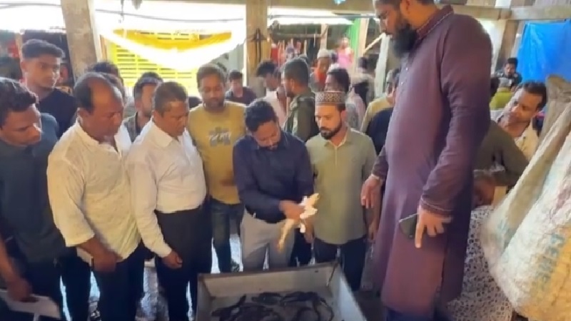 মাছে রঙ মেশানোর অপরাধে তিন ব্যবসায়ীকে জরিমানা