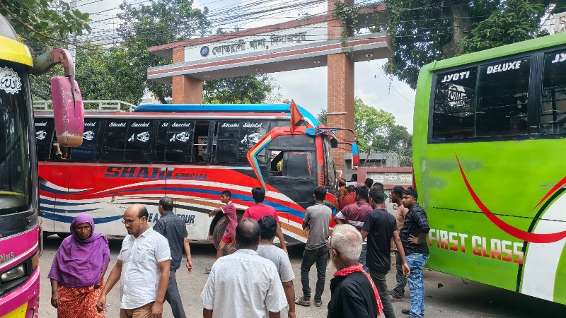 দিনাজপুরে শ্রমিক নেতা আটকের প্রতিবাদে সড়ক অবরোধ, সংঘর্ষে আহত ১০