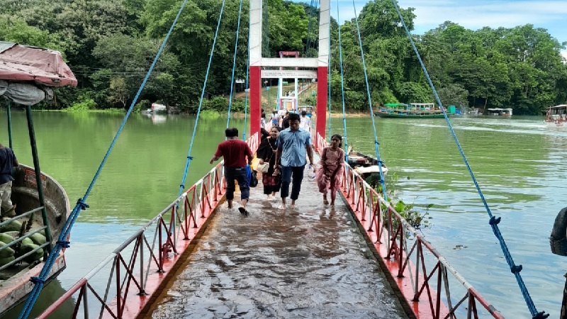 ডুবে গেছে রাঙ্গামাটির ঝুলন্ত সেতু, পর্যটক চলাচলে নিষেধাজ্ঞা