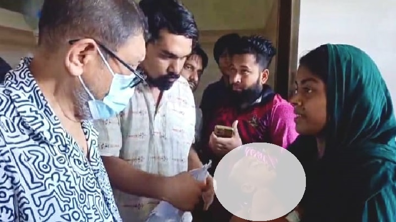 হাসপাতাল পরিদর্শনে স্বাস্থ্যমন্ত্রী, ফার্মাসিস্টকে তাৎক্ষণিক বদলি