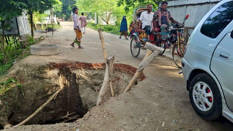 গোয়ালন্দে দেড় বছর ধরে অসম্পূর্ণ সড়ক