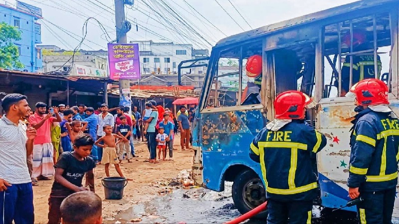 বাসচাপায় নারী শ্রমিক নিহত, বিক্ষুব্ধ শ্রমিকদের বাসে আগুন