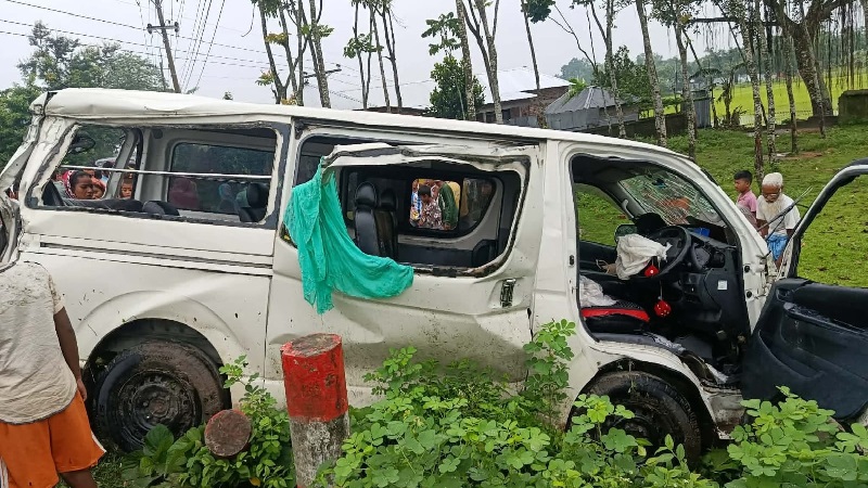 বিয়ে শেষে ফেরার পথে মাইক্রোবাস নিয়ন্ত্রণ হারিয়ে খাদে, নিহত ২