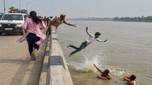 যমুনায় ঝাঁপ দিলেন প্রেমিক, পালিয়ে গেলেন প্রেমিকা