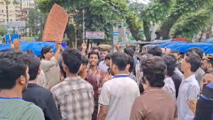 কক্সবাজারে এইচএসসি পরীক্ষার্থীদের সড়ক অবরোধ