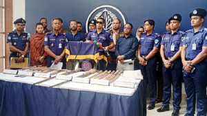 দুর্গম পাহাড়ে ডিবির অভিযান, চার আগ্নেয়াস্ত্রসহ আটক ২