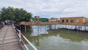নদী দখল করে হোটেল, অনুমতি ছাড়াই চলছে ‘জলবিলাস’