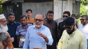 টুঙ্গিপাড়ায় পানিবন্দি এলাকা পরিদর্শন এমপির