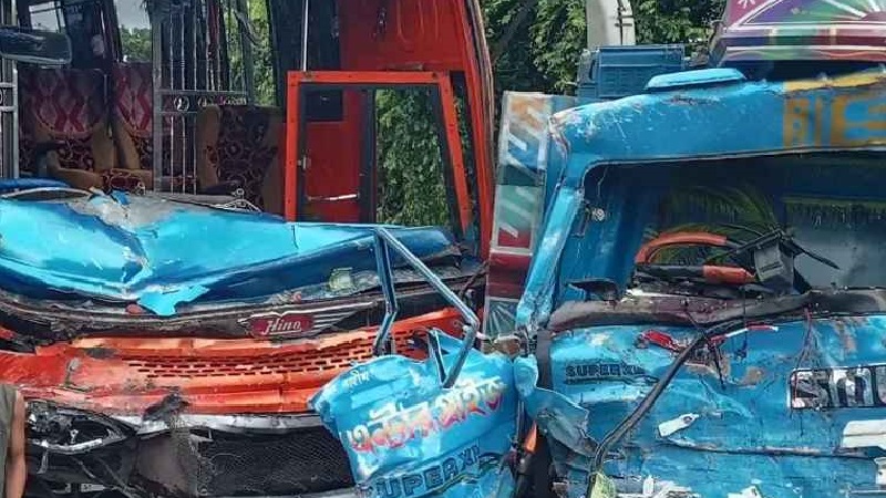 বরিশালে বাস–ট্রাকের মুখোমুখি সংঘর্ষ, আহত ৭