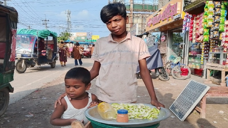 বাবা নেই, প্রতিবন্ধী মা ও ভাইয়ের দায়িত্ব কিশোর আরমানের কাঁধে
