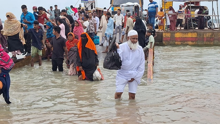 বরগুনায় ফেরিঘাটের গ্যাংওয়ে তলিয়ে জনদুর্ভোগ