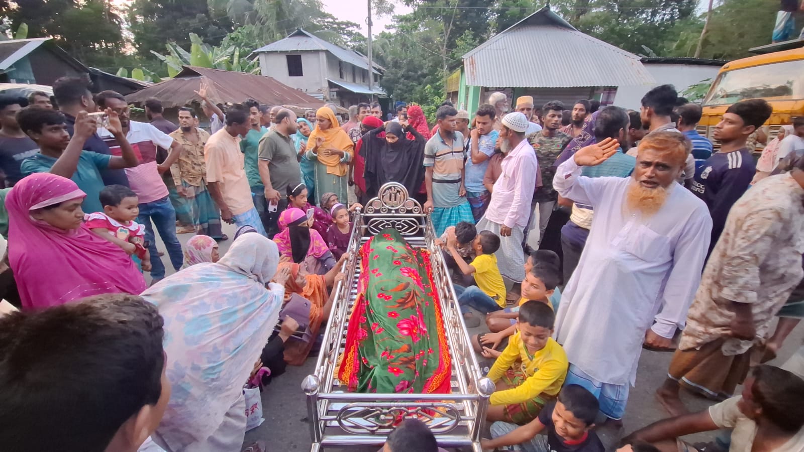 বরগুনায় প্রবাসীর রহস্যজনক মৃত্যুর বিচার দাবিতে মহাসড়ক অবরোধ
