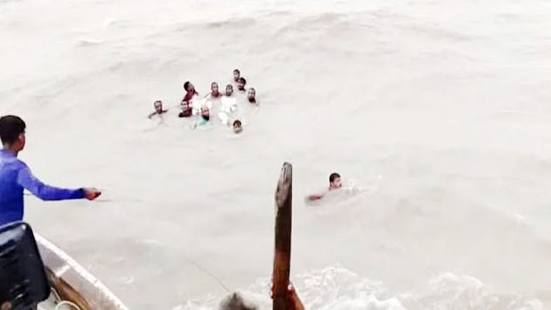 ট্রলারডুবির তিন দিন পরও নিখোঁজ ৬ জেলে