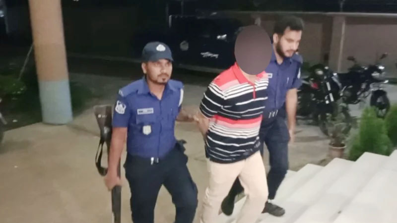 ভারতে পালানোর সময় স্বেচ্ছাসেবক লীগ নেতা আটক