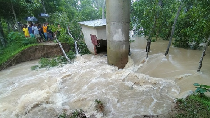 পাহাড়ি ঢলে ফুঁসছে ফেনীর তিন নদী, নির্ঘুম লাখো মানুষ