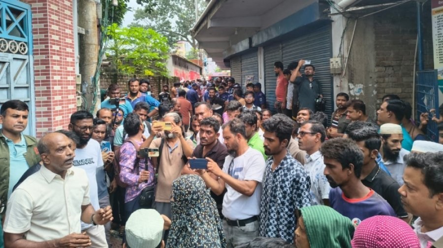 মাদ্রাসার শিক্ষার্থীদের পেটালেন জামায়াত এমপির মেয়ে, প্রতিবাদে বাড়ি ঘেরাও