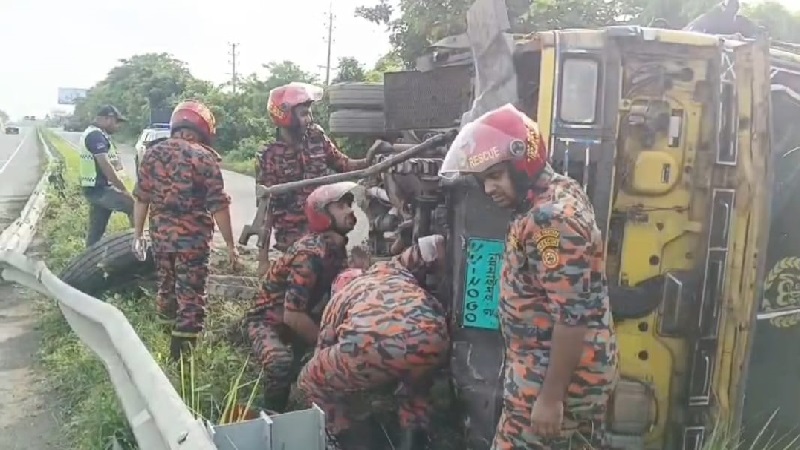 ঢাকা-মাওয়া এক্সপ্রেসওয়েতে উল্টে গেল ট্রাক, উদ্ধারে ফায়ার সার্ভিস