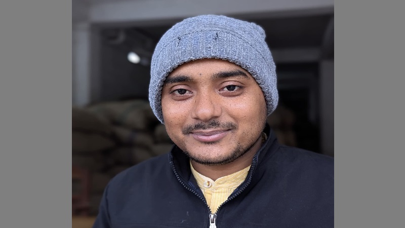 স্ত্রী-সন্তানকে বাঁচাতে গিয়ে বিদ্যুৎস্পৃষ্টে প্রাণ গেল স্বামীর