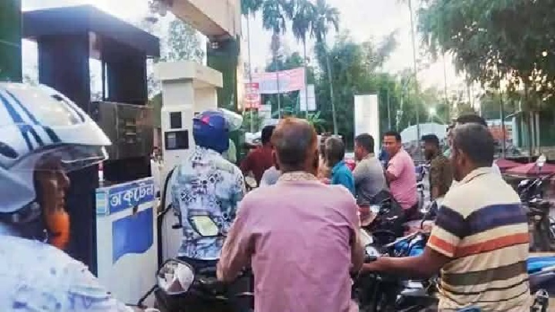 জ্বালানি তেল সংকটের গুজবে ফিলিং স্টেশনে দীর্ঘ লাইন