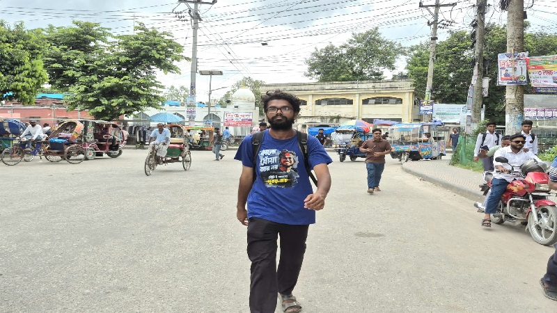 পরিবেশ রক্ষার বার্তা নিয়ে হাঁটছেন তরুণ ফাহিম