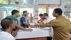 হোটেলে অস্বাস্থ্য ও নোংরা পরিবেশে খাবার তৈরি, জরিমানা