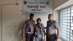 সিনেমার নায়কের মতো দৌড়ে ছিনতাইকারী আটক করলেন সার্জেন্ট শাহরিয়ার