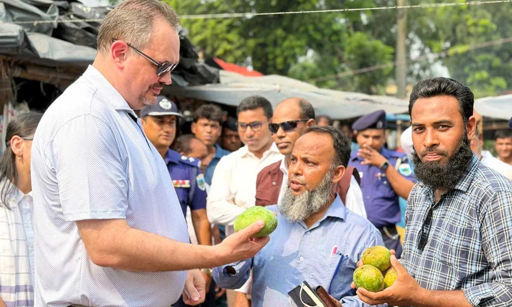 রাজশাহীর আমে মুগ্ধ মার্কিন রাষ্ট্রদূত, দিলেন রপ্তানি পরামর্শ