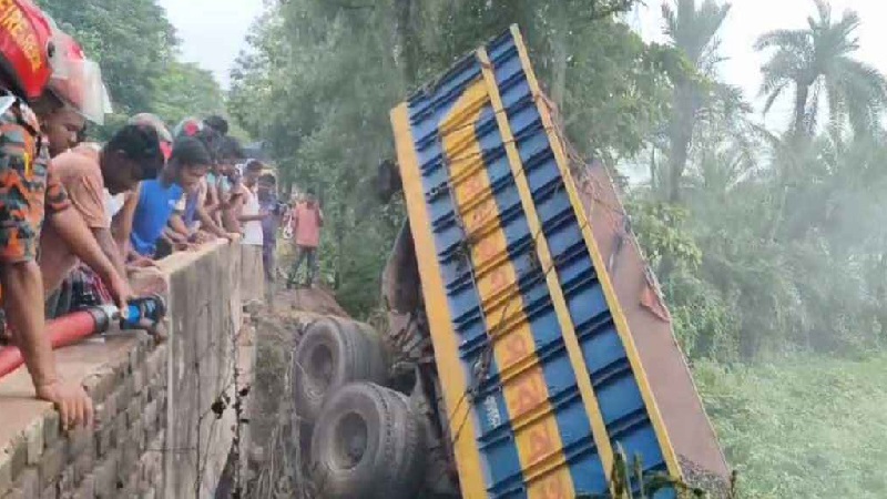 পাথরবোঝাই ট্রাক উল্টে চালক ও হেলপার নিহত
