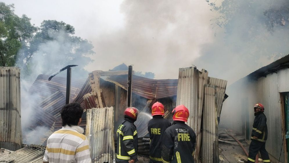 গাজীপুরে টঙ্গীতে ভোররাতে ভয়াবহ আগুন: ২৫টি টিনশেড ঘর ভস্মীভূত