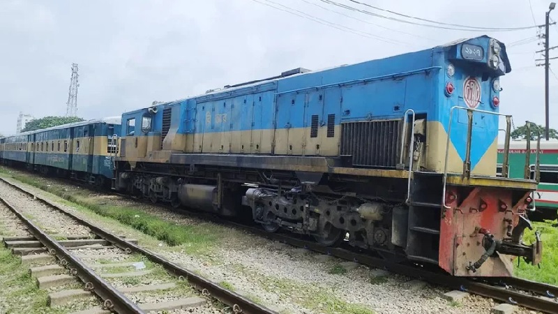 মেঘনা এক্সপ্রেসের ইঞ্জিনে ত্রুটি, আটকা ৮০০ যাত্রী