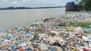 ঝালকাঠির দু’টি পৌরসভার ময়লা ফেলা হচ্ছে সুগন্ধা নদীতে